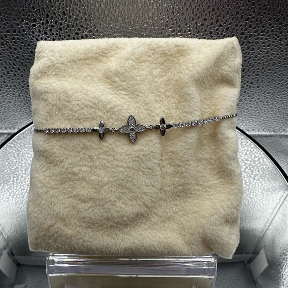 Beautiful, sparkling CZ stones make this bracelet look like a million dollars! - Picture 6 of 9